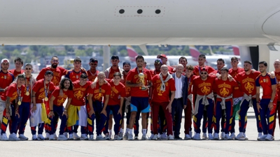 Foto de familia ao pé do avión. EFE