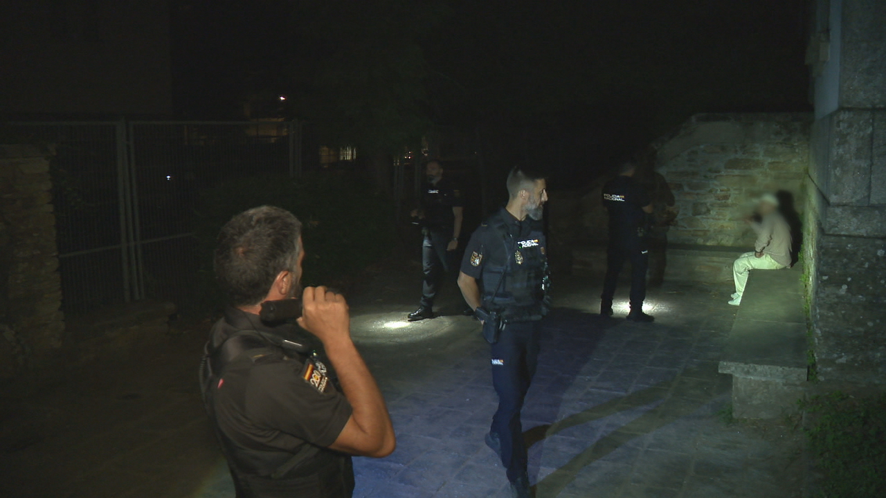 A Policía Nacional nunha noite de servizo en Santiago