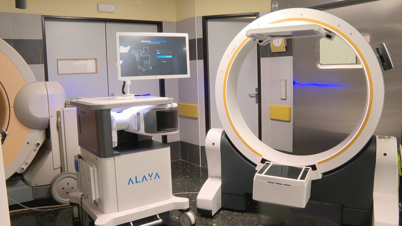 Novo robot para operar cirurxías de columna no Clínico Universitario de Santiago. TVG