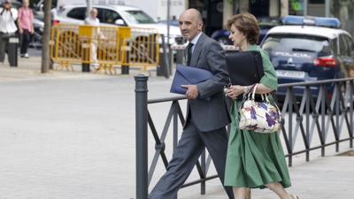 O empresario Julio Martínez, amigo de Zapatero, acompañada pola súa avogada Dolores Márquez - EFE