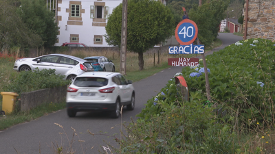 Os veciños pintaron sinais na estrada para sensibilizar os condutores