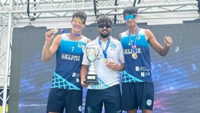 Víctor López e Álex Prada e Aarón Vidal co título de campións (@voleigalego en Instagram)