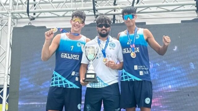 Víctor López e Álex Prada e Aarón Vidal co título de campións (@voleigalego en Instagram)