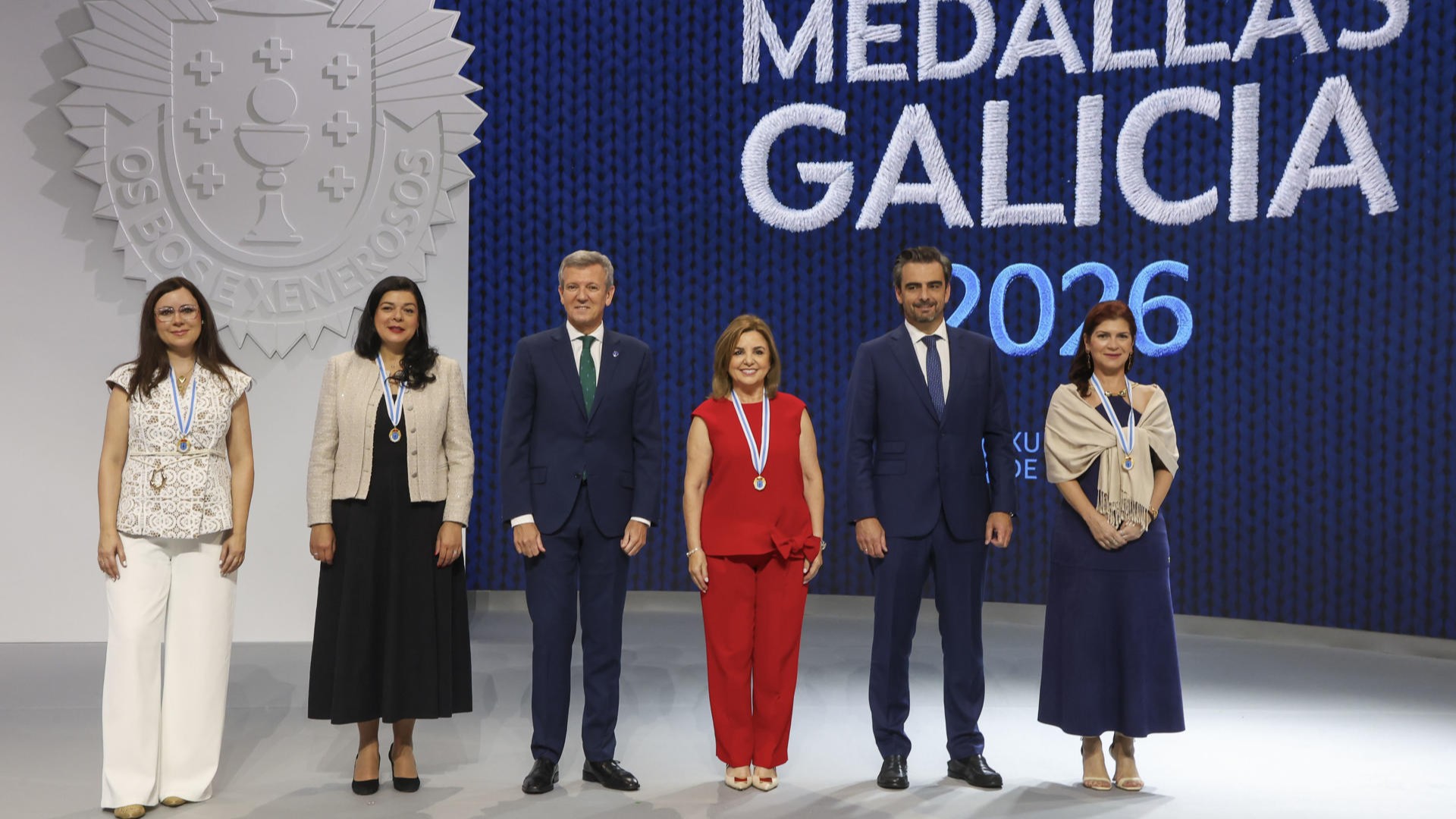 Alfonso Rueda e o conselleiro Diego Calvo posan coas galardoadas Claudia Álvarez, Beatriz Gil, Carla Angola e Camila Fernández
