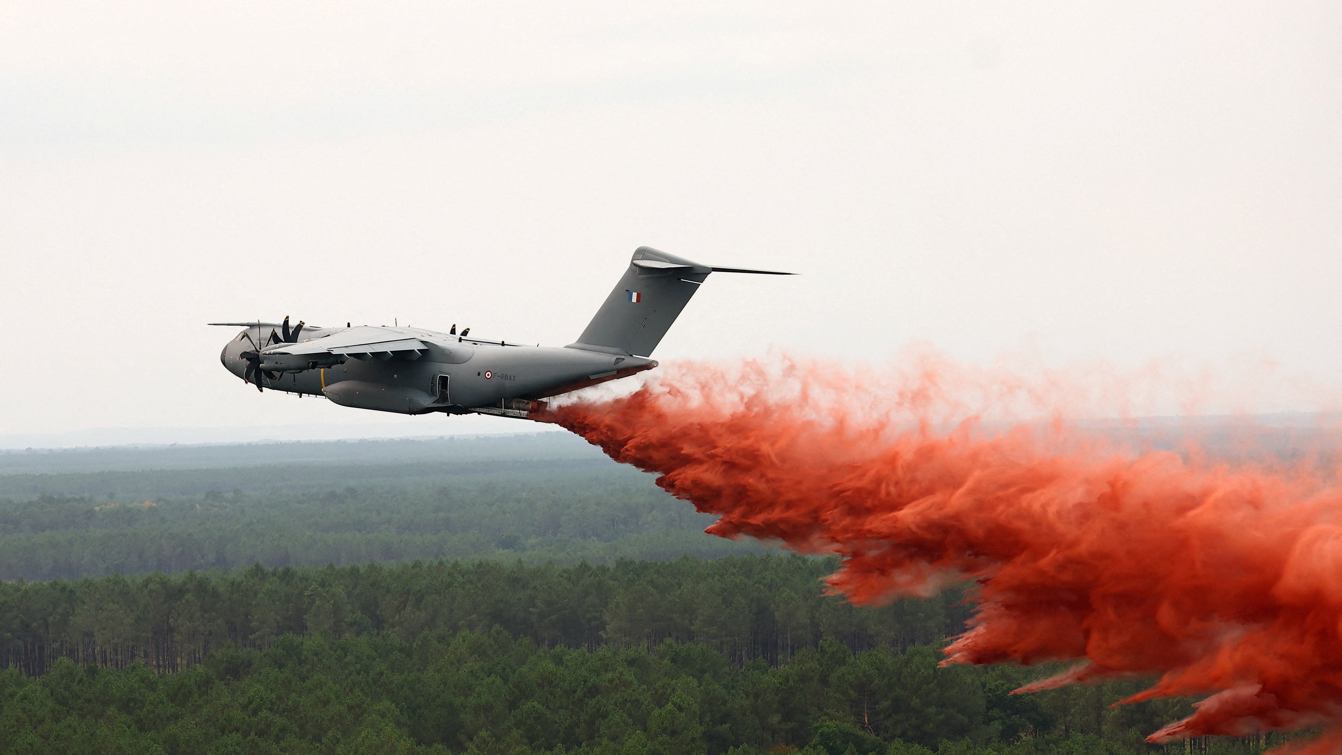 O Airbus A400M participa na extinción do lume preto de Lacanau. REUTERS/Abdul Saboor