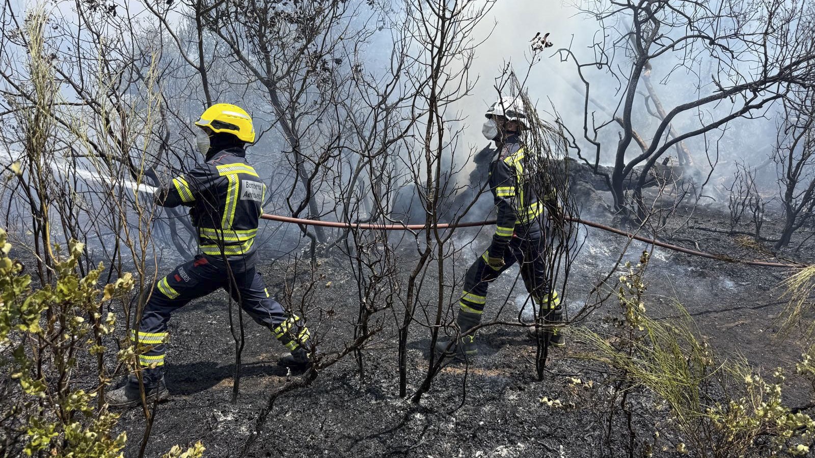 Bombeiros na serra oeste de Madrid. EFE/Aena