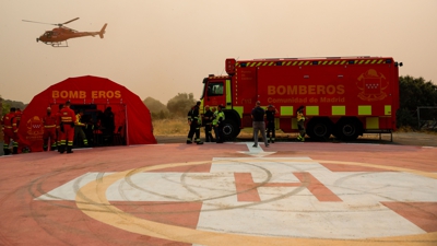 Bombeiros no posto avanzado de Cenicientos (Madrid). EFE/Mariscal