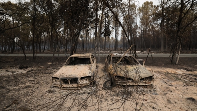 Coches danados polo lume en Le Porge. REUTERS/Stephane Mahe