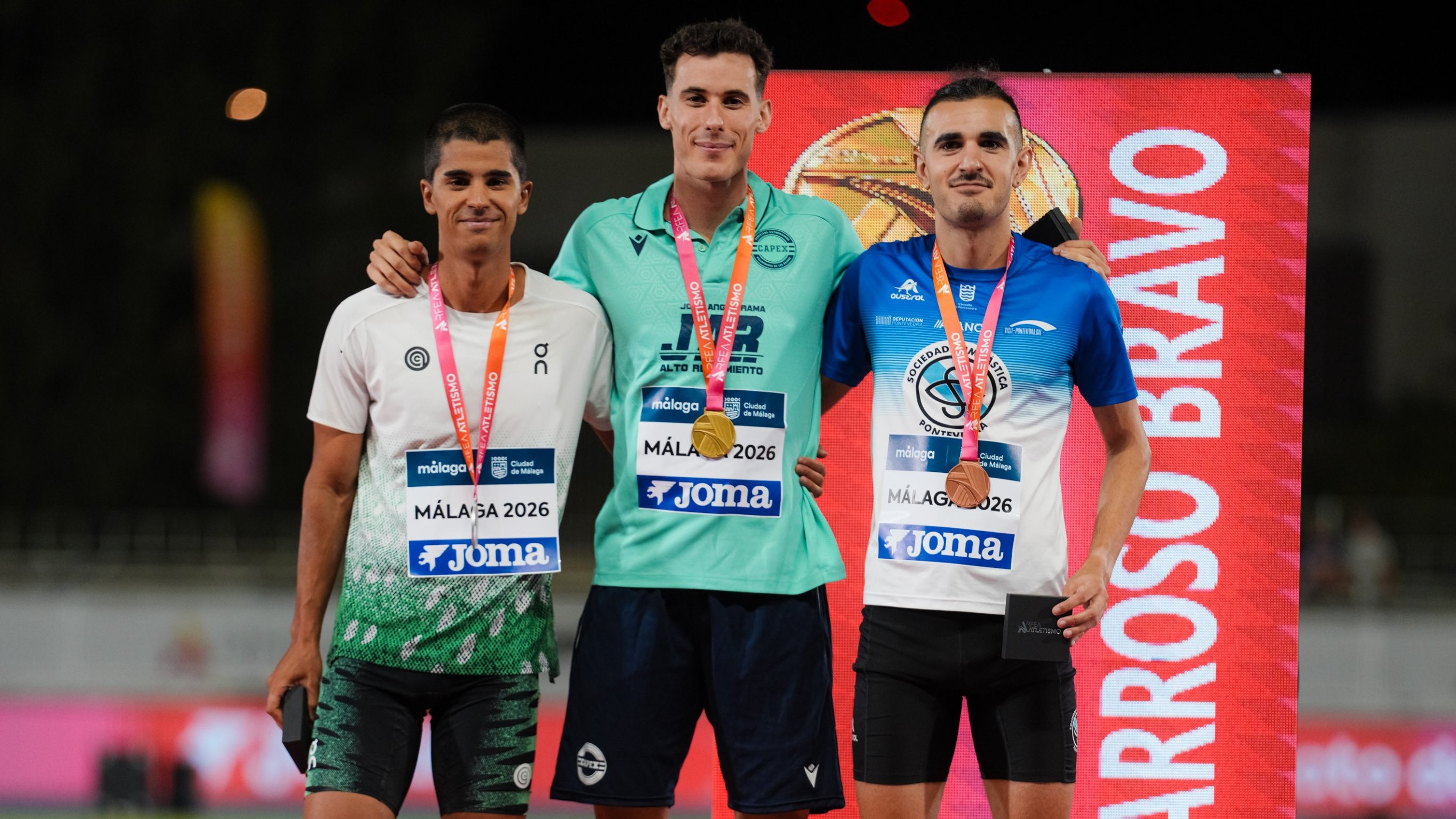 Pedro Osorio, coa súa medalla de bronce / Foto: @atletismoRFEA