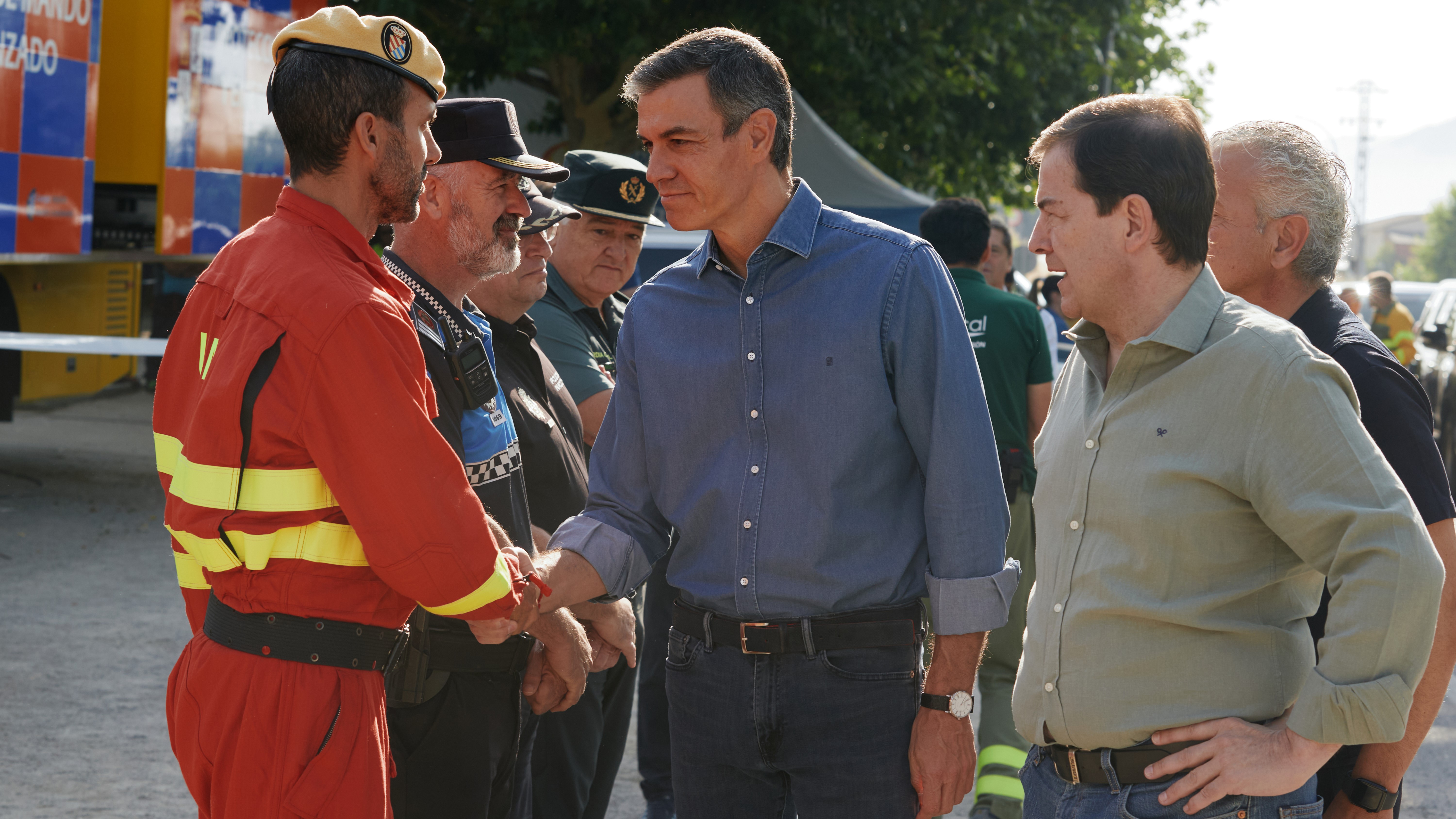Sánchez no posto de mando avanzado de Navaluenga. EFE/Raúl Sanchidrián
