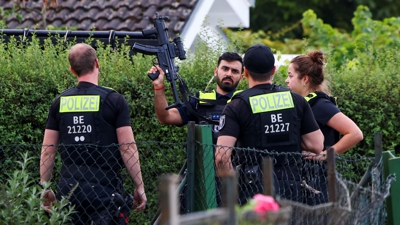 Policías no lugar onde foi abatido o presunto autor do atropelo. REUTERS/Annegret Hilse