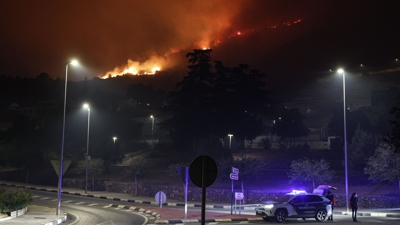 Axentes da Garda Civil controlan o tráfico nas inmediacións do incnedio na Vall d'Uixò. EFE/Manuel Bruque
