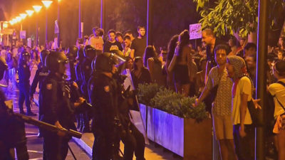 Antidisturbios e manifestantes en Palma de Mallorca tras a protesta en contra da masificación turística
