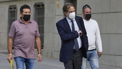 O patrón do ‘Villa de Pitanxo', Juan Padín (esquerda), e o seu sobriño, Eduardo Rial (de branco), a súa chegada a Audiencia Nacional, a 6 de xuño de 2022  (Europa Press/Jesús Hellín /Arquivo)