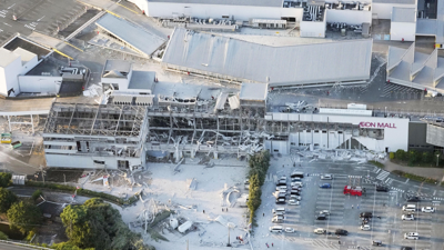 Vista aérea do estado en que quedou o centro comercial Aeon Mall tras o sismo. Reuters.