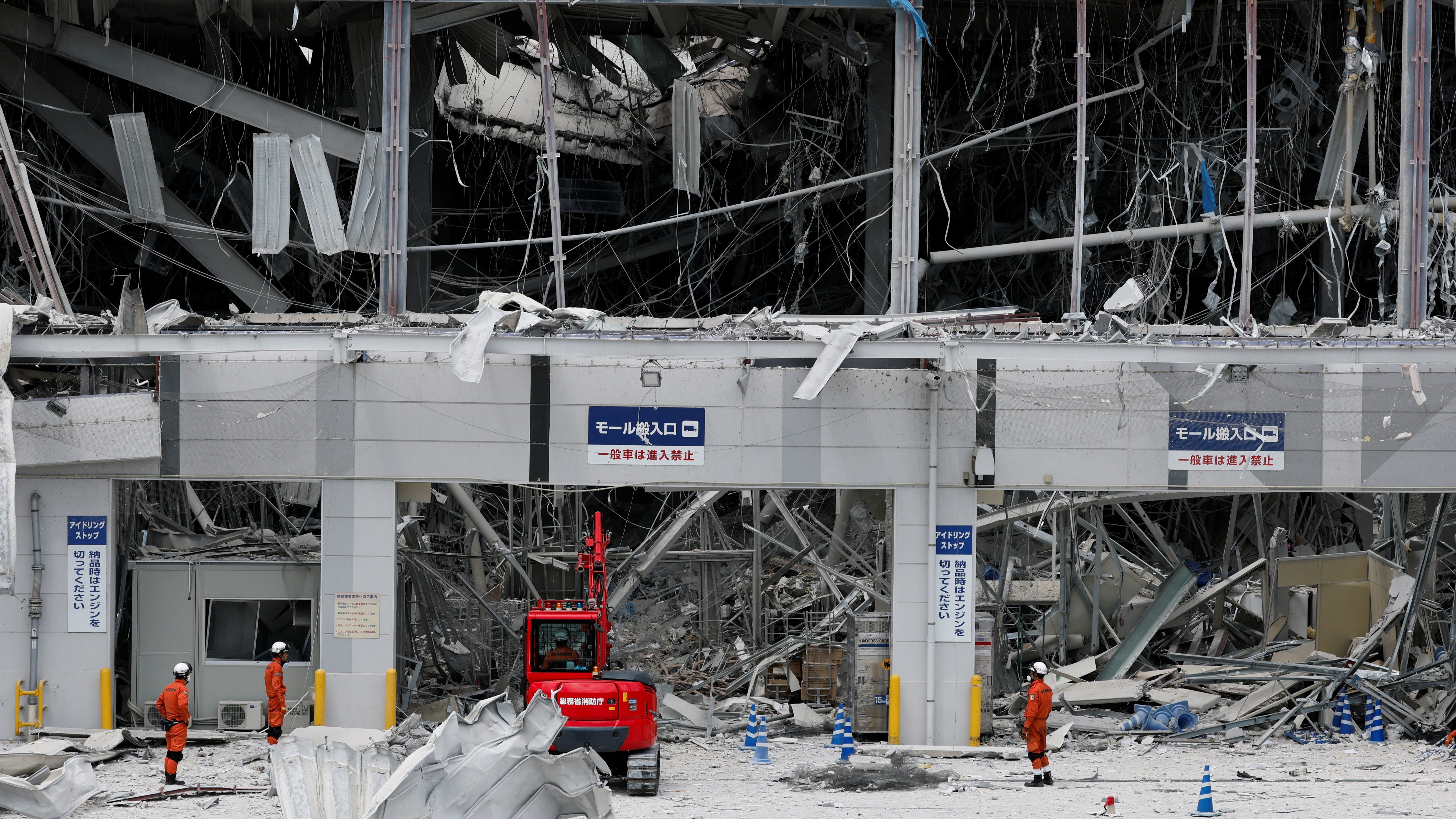 Centro comercial onde se estima que hai persoas vivas atrapadas entre os entullos (Reuters)