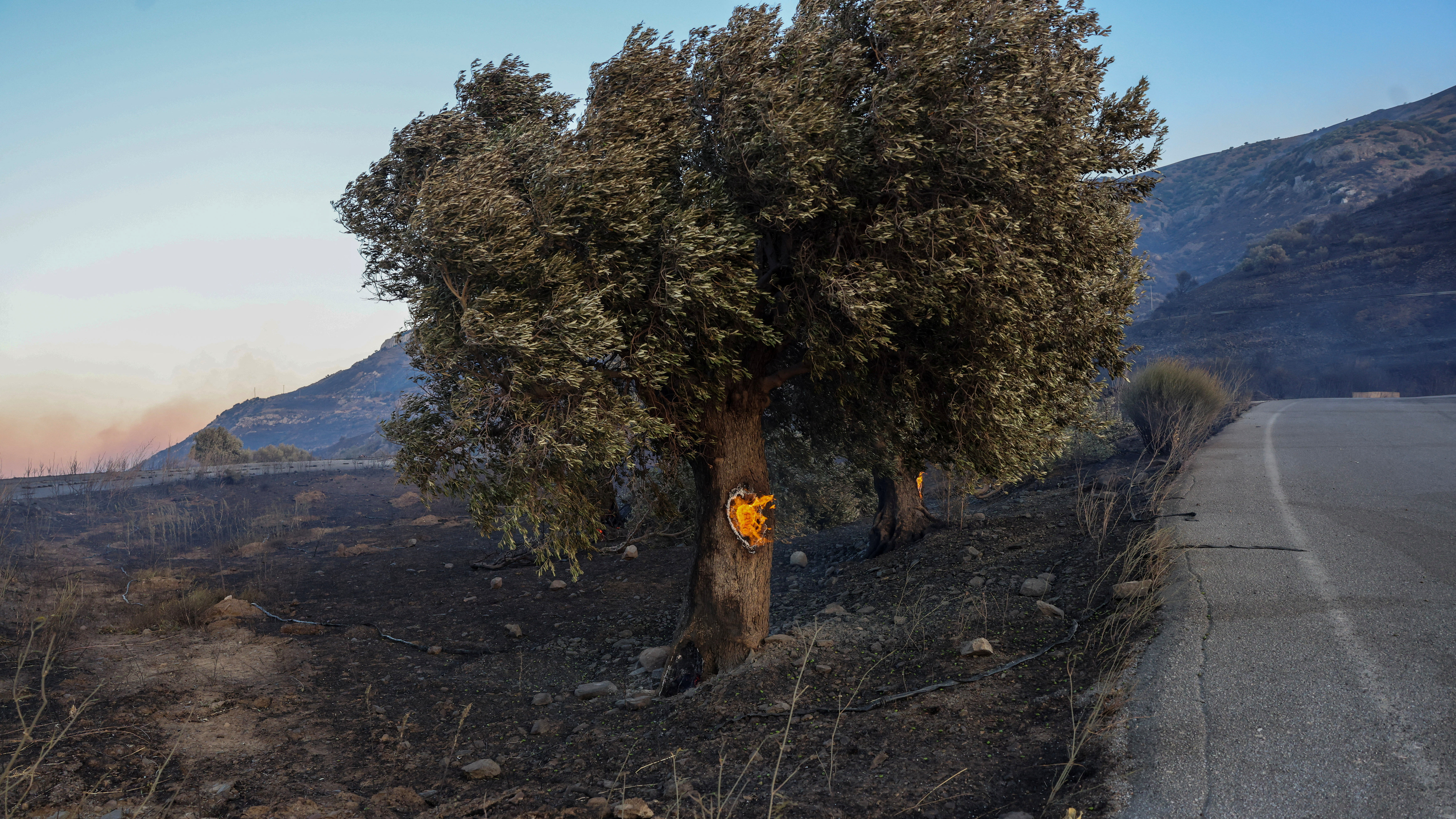 O incendio declarouse este mércores preto da localidade de Kria Vrisi, situada no centro da illa. Reuters