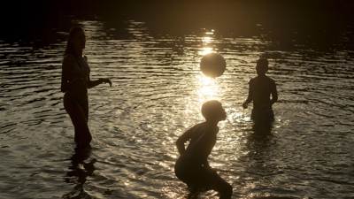 Persoas refréscanse no río Avia en Leiro na provincia de Ourense. (EFE / Brais Lorenzo)