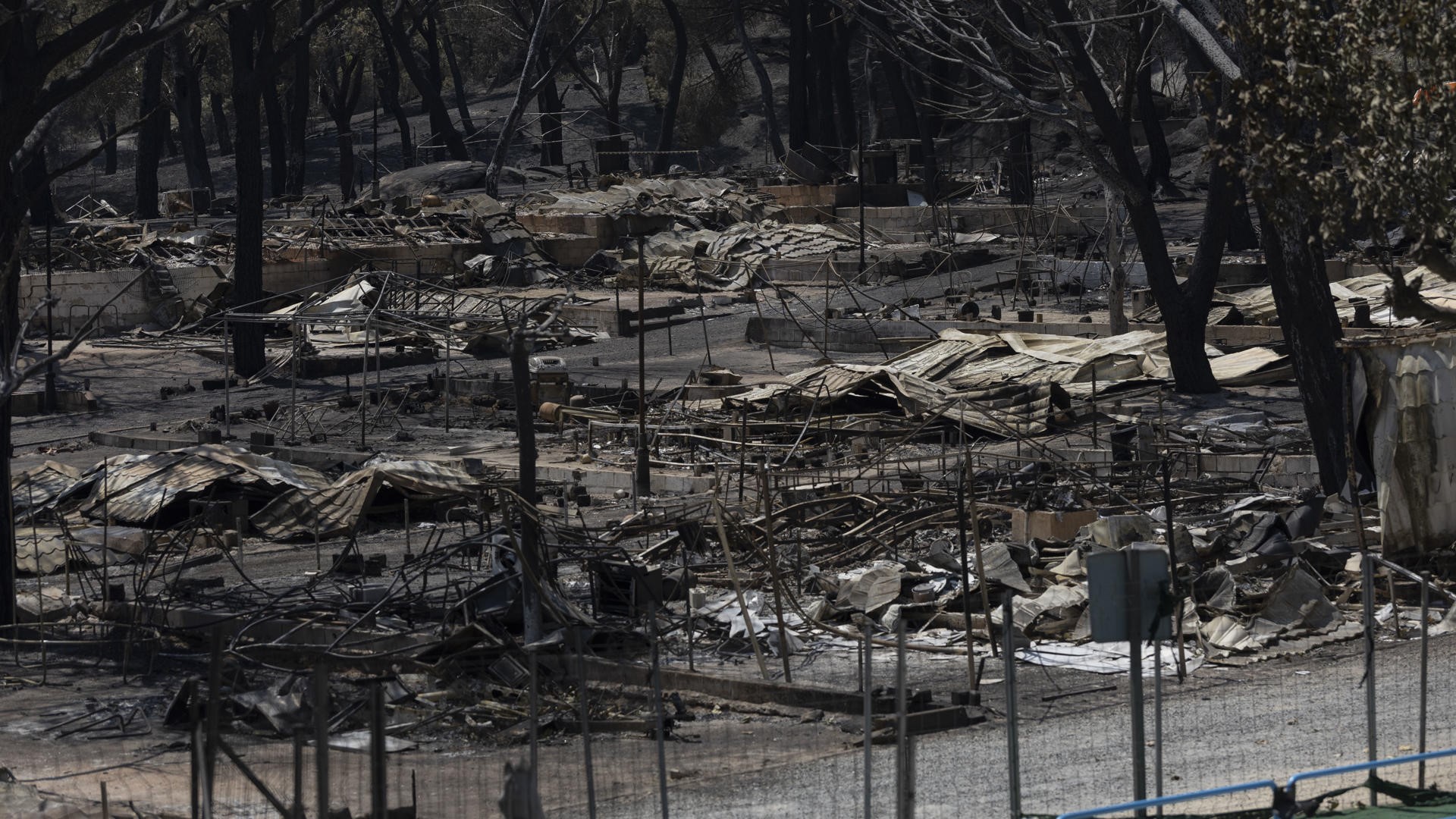 Vista este mércores das desfeitas causadas polo incendio no cámping 'O esquío vermello' do Pantano de San Xoán, Madrid. (EFE/ Rodrigo Jiménez)