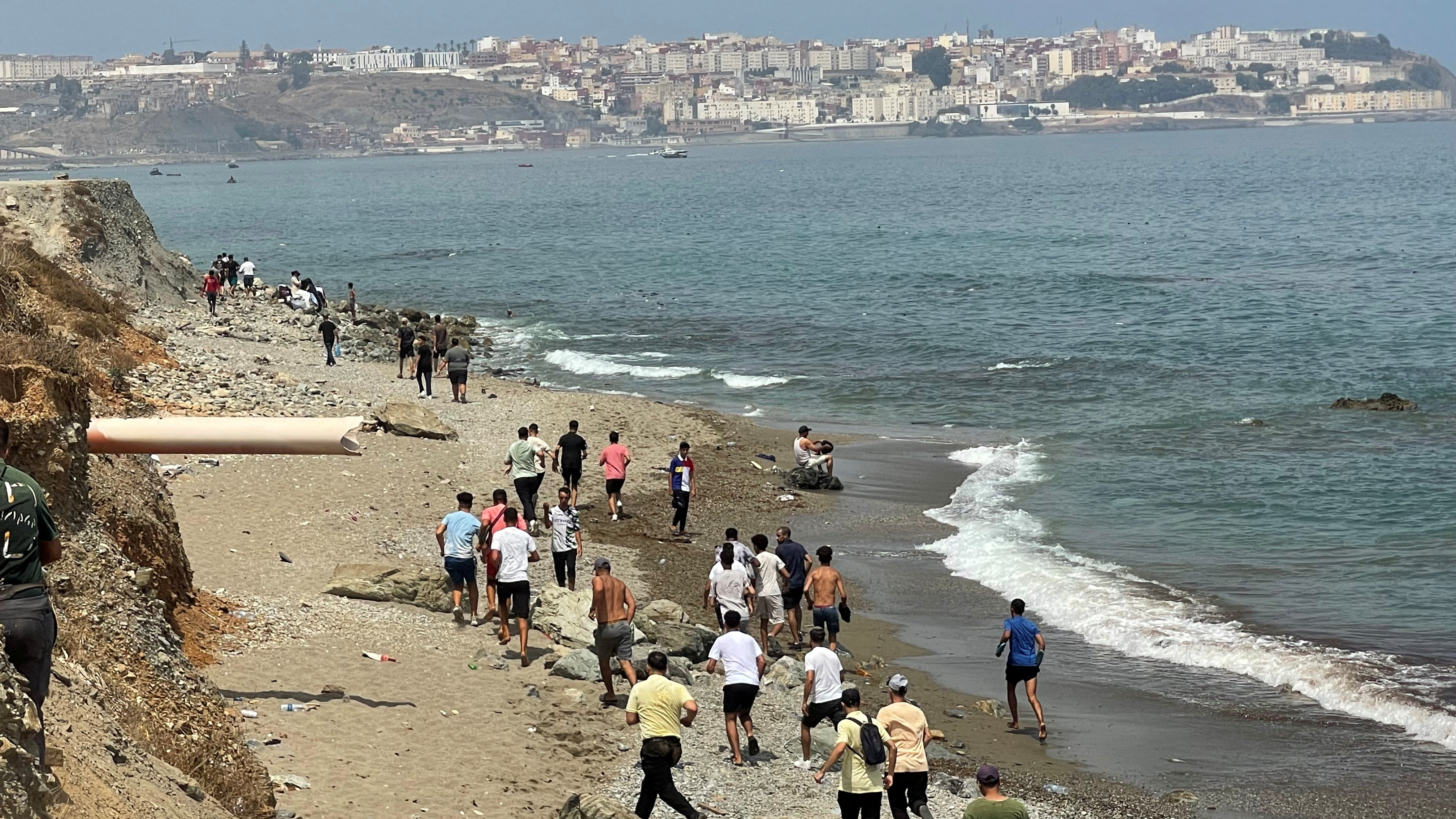 Os migrantes entraron en España a través do espigón do Tarajal. Reuters