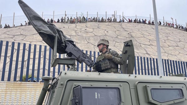 O Exército está despregado na fronteira do Tarajal, en Ceuta (EFE/Reduan Dris)