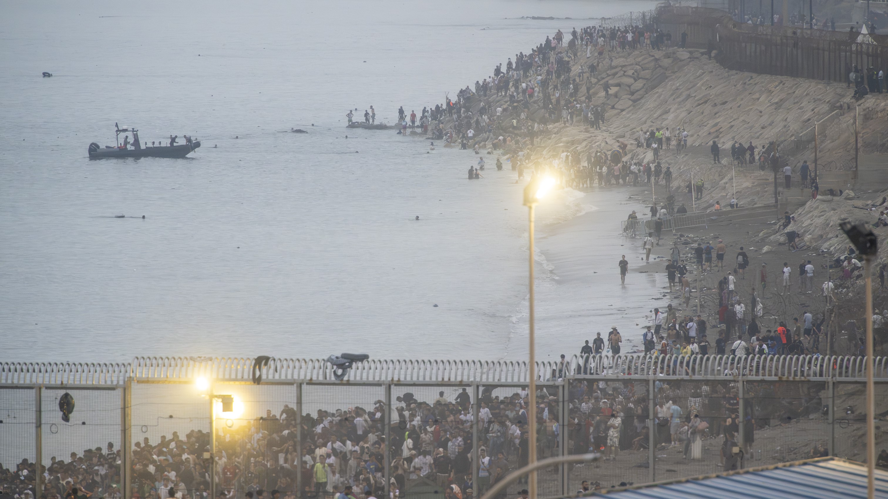 Espigón de Ceuta, este xoves (Marcos Moreno/Europa Press)