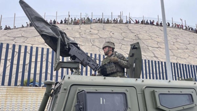O Exército está despregado na fronteira do Tarajal, en Ceuta (EFE/Reduan Dris)