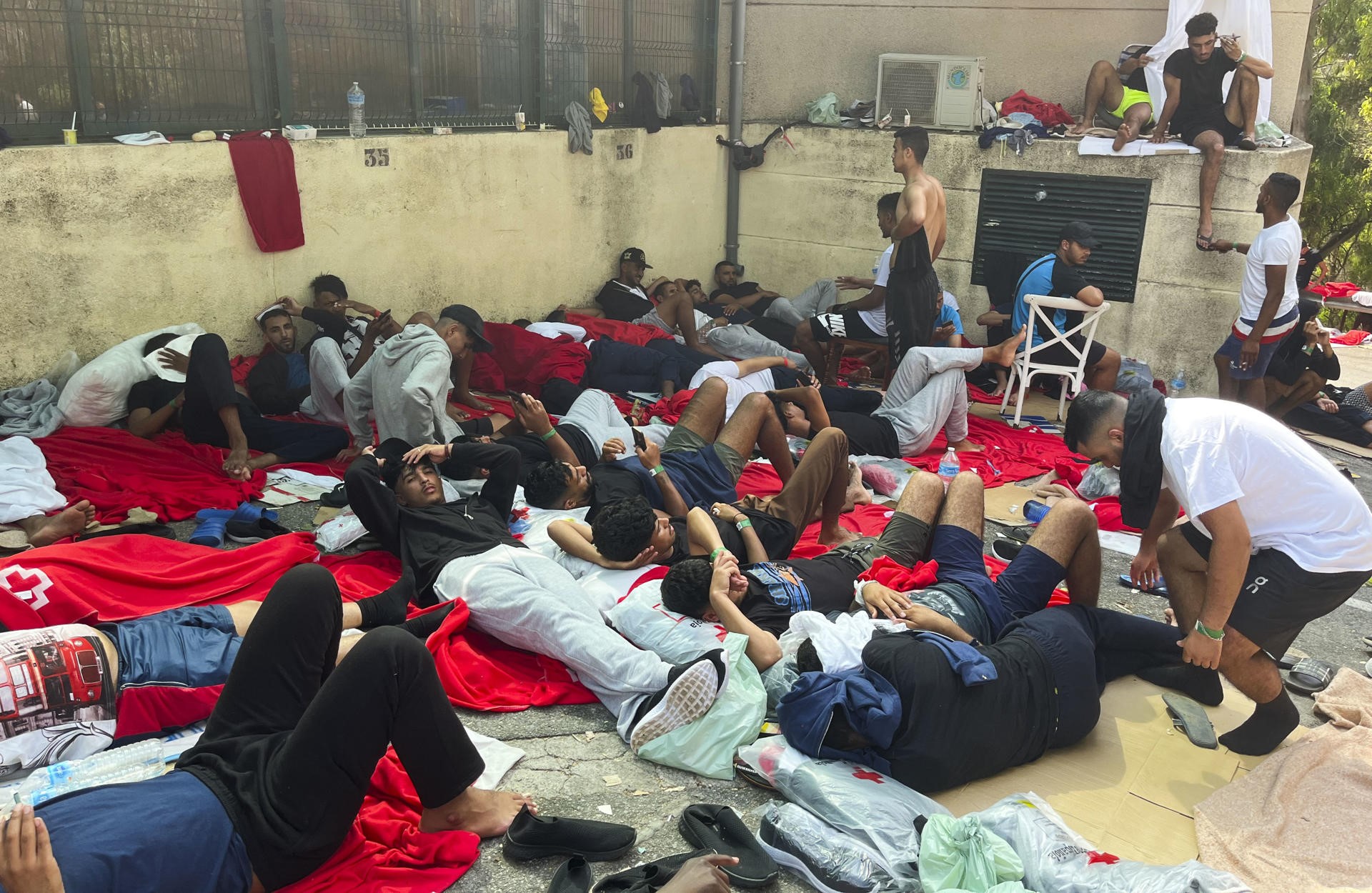 Os migrantes sendo atendidos en Ceuta. Foto: EFE/ Reduan Dris