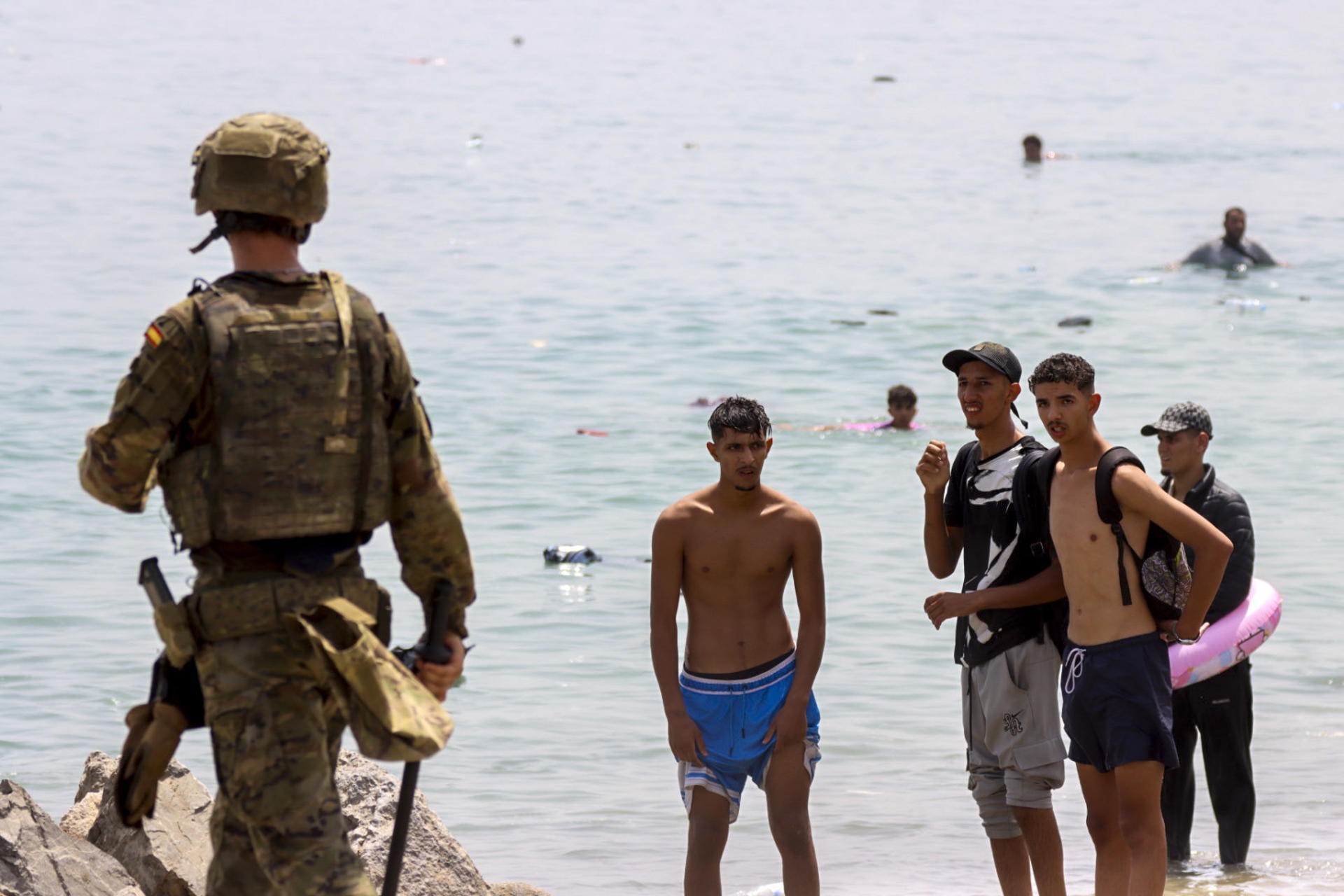 O exército español controlando as entras en terra. Foto: EFE/ Reduan Dris