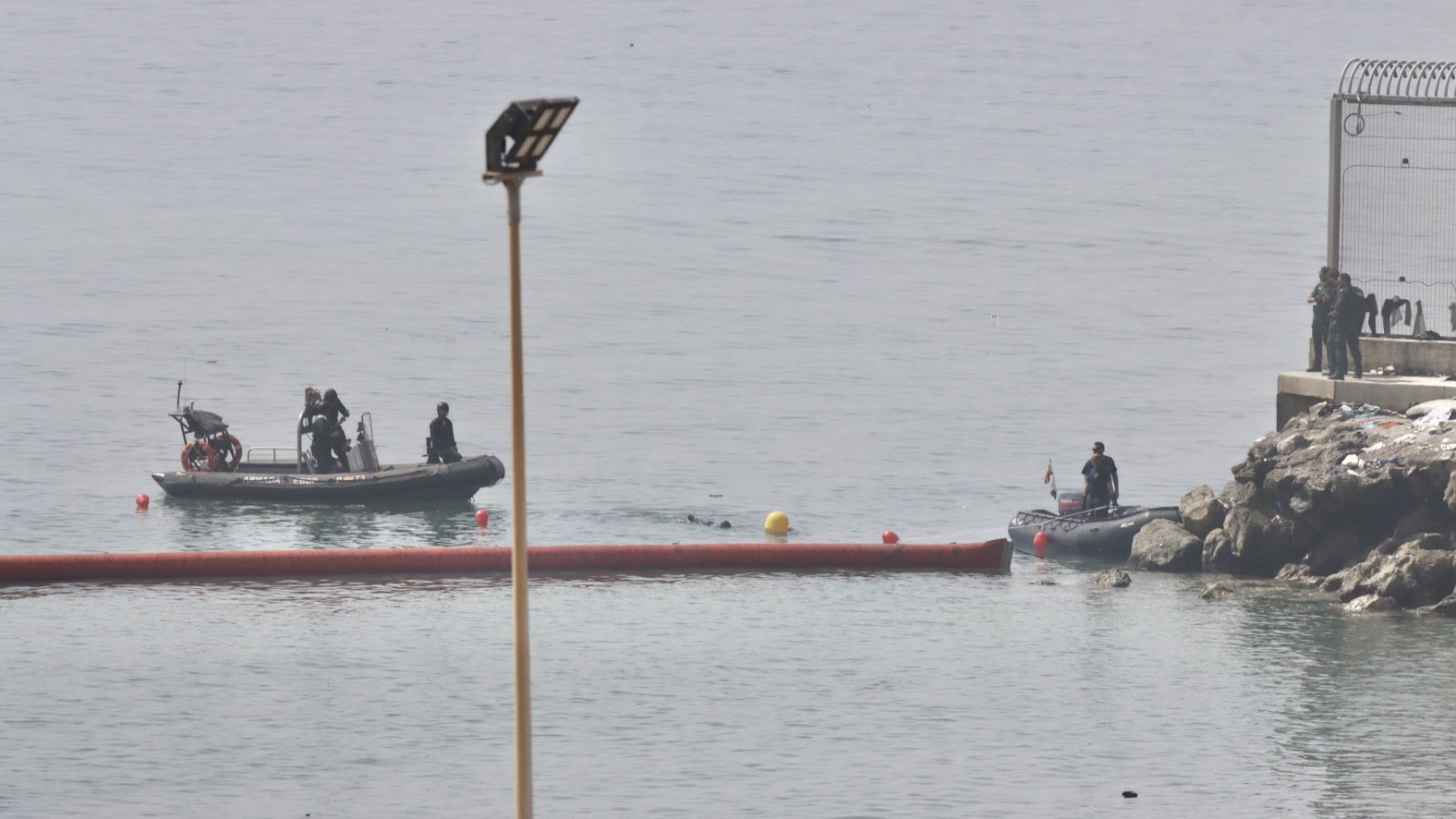 Barreira de contención na praia de Ceuta. EFE/Reduan.