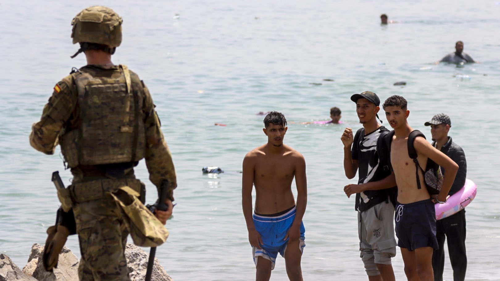 Miles de persoas cruzaron a nado ata Ceuta dende o xoves. EFE/Reduan Dris