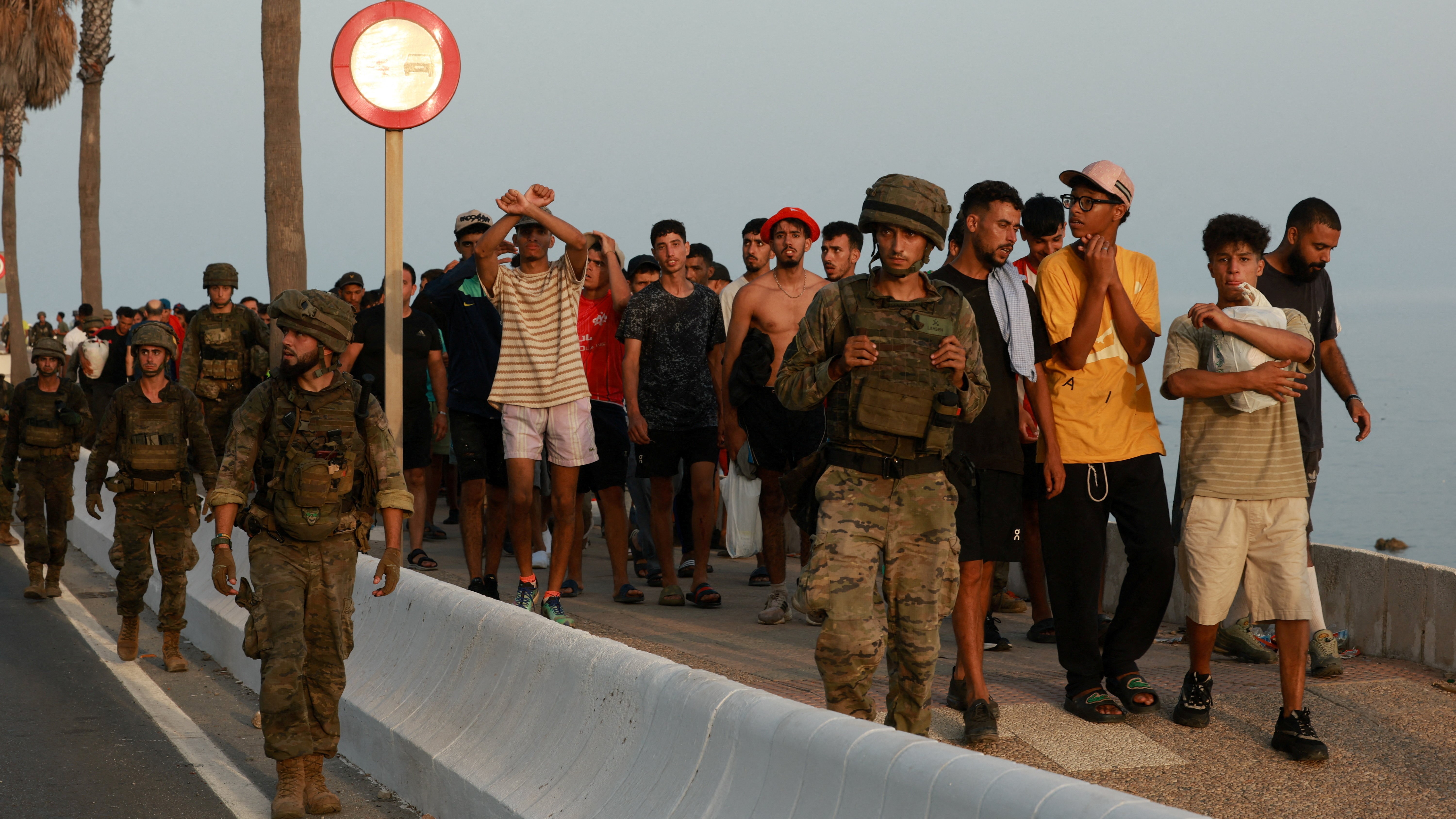 O Exército apoia a Garda Civil en Ceuta. REUTERS/Violeta Santos Moura