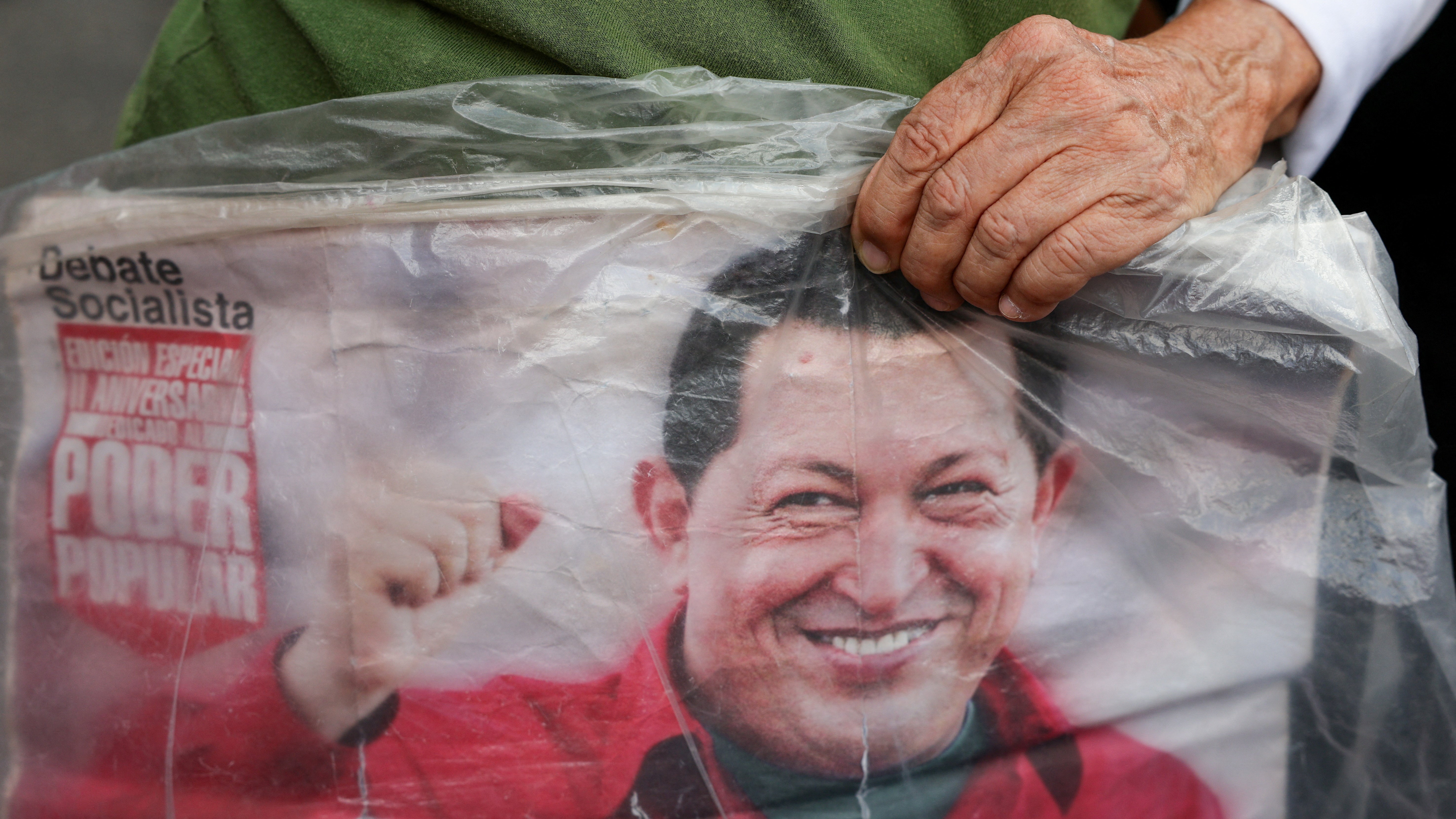 Simpatizante chavista cunha imaxe de Hugo Chávez. REUTERS/Gaby Oraa