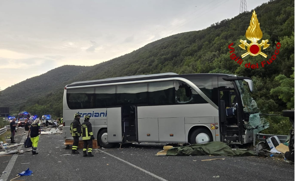 Estado no que quedou o autobús tras o choque frontal coa autocaravana. Foto. Vigili del fuoco