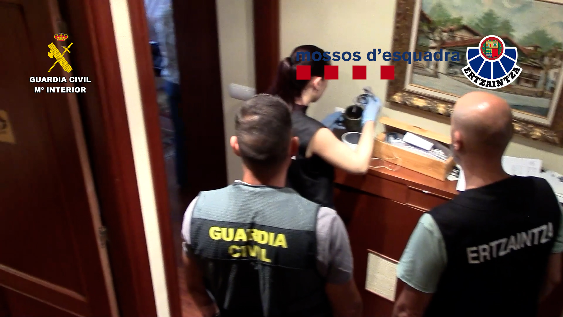 No rexistro do domicilio os axentes incautaronse de numero material. Foto: Garda Civil