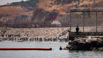 Algunhas das persoas que cruzaron a nado volven a Marruecos. REUTERS/Pedro Nunes
