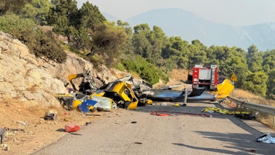 Restos do helicóptero que caeu ao chan en Psatha. Hellenic Red Cross vía REUTERS
