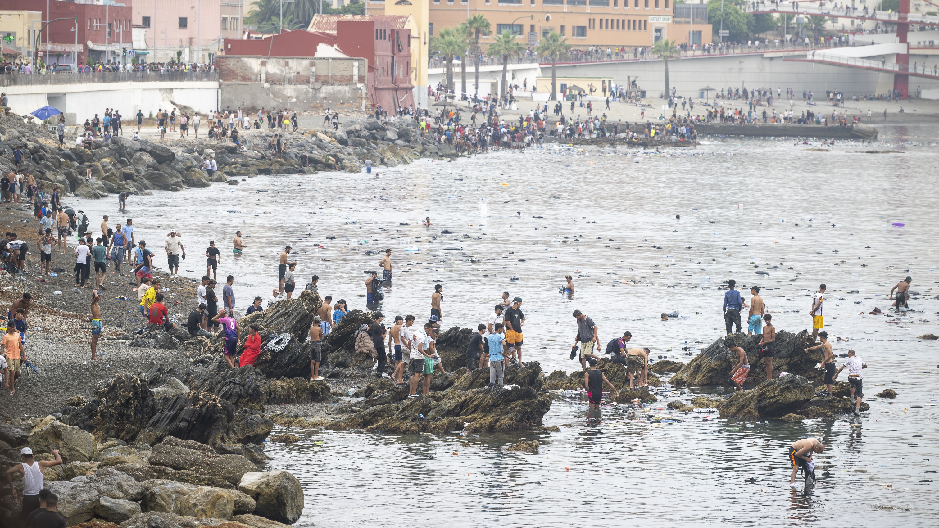 Persoas cruzando a fronteira do Tarajal, Ceuta, o pasado 31 de xullo (Marcos Moreno/Europa Press)