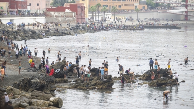 Persoas cruzando a fronteira do Tarajal, Ceuta, o pasado 31 de xullo (Marcos Moreno/Europa Press)