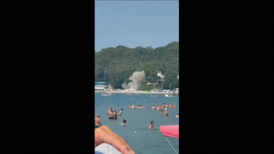 Explosión do dron na praia rusa de Arjipki. Fra