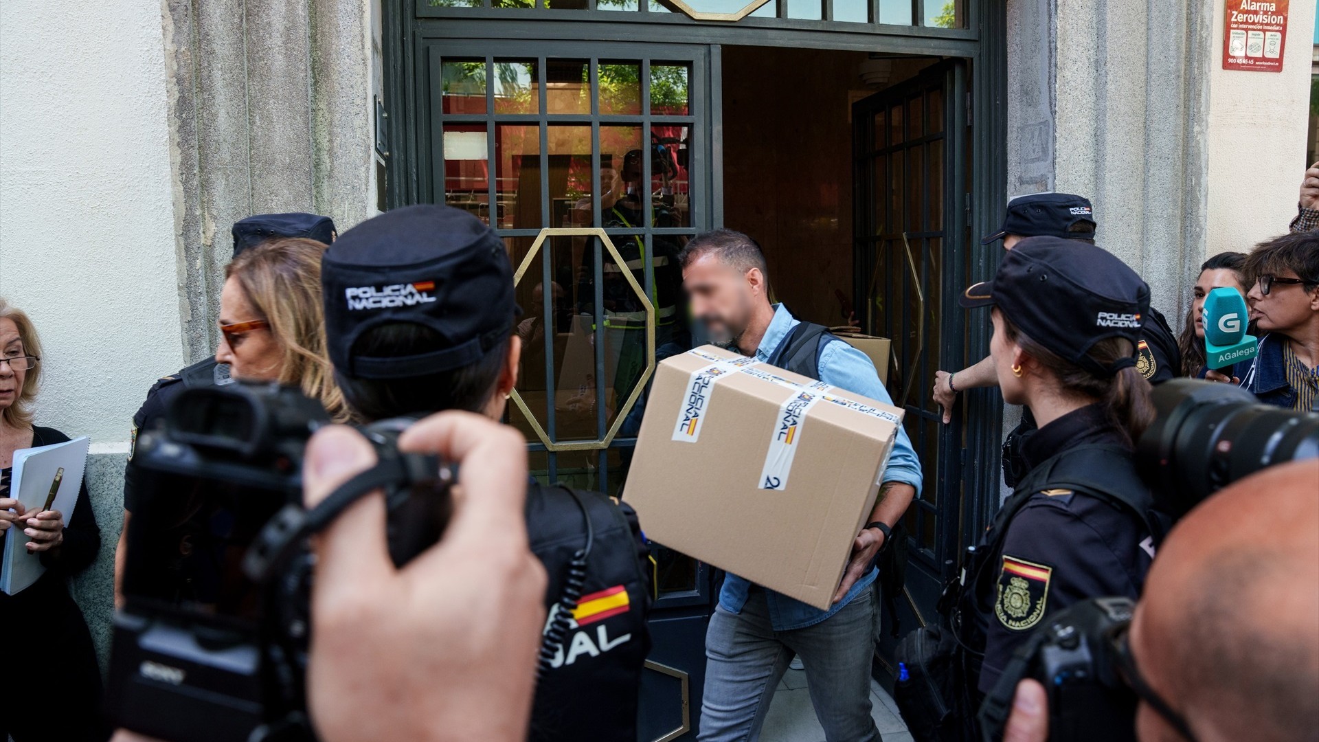 Axentes da Policía Nacional saen da oficina de Zapatero en Ferraz. Matías Chiofalo/Europa Press (Arquivo)