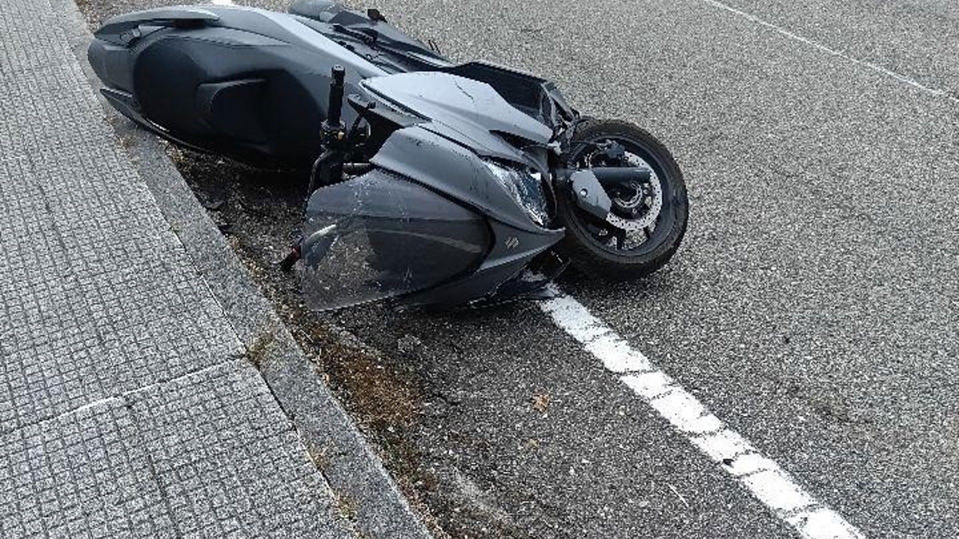 Imaxe da moto tras o accidente. Cedida/Europa Press.