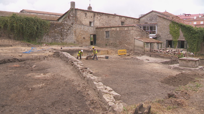 Restos do muro dunha edificación medieval atopados nos traballos de excavación no Convento de Santa Clara. TVG