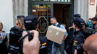 Axentes da Policía Nacional saen da oficina de Zapatero en Ferraz. Matías Chiofalo/Europa Press (Arquivo)