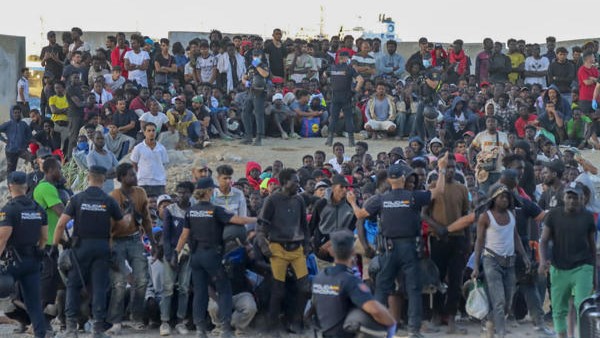 Persoas concentradas na praia do Trampolín, en Ceuta (EFE/Reduan)