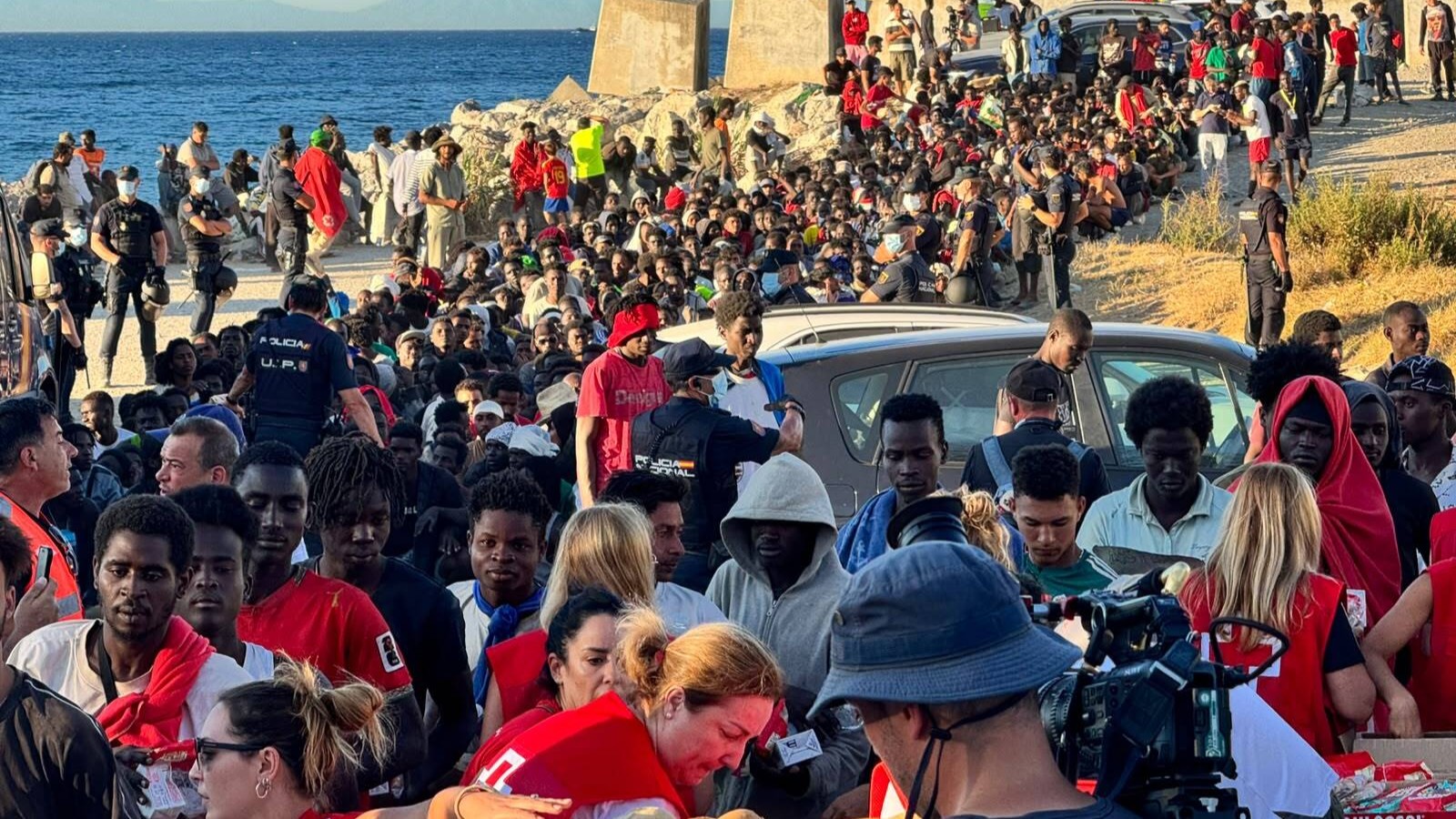 A Cruz Vermella reparte alimentos entre os migrantes chegados de Marrocos. Iván Zambrano/Europa Press.