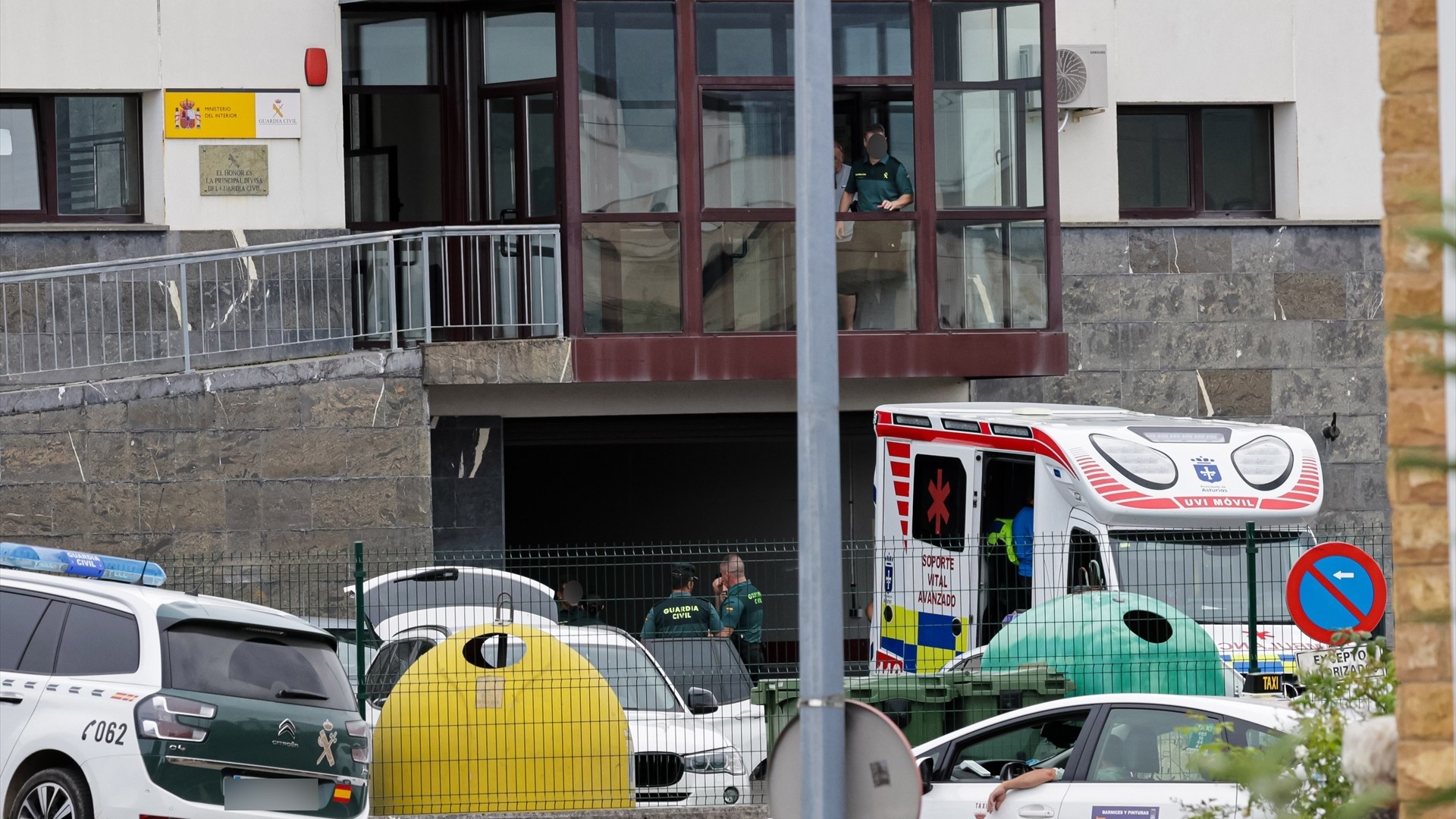Varios axentes da garda civil e unha ambulancia na porta do cuartel.  Juan Vega / Europa Press