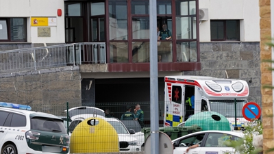 Varios axentes da garda civil e unha ambulancia na porta do cuartel.  Juan Vega / Europa Press