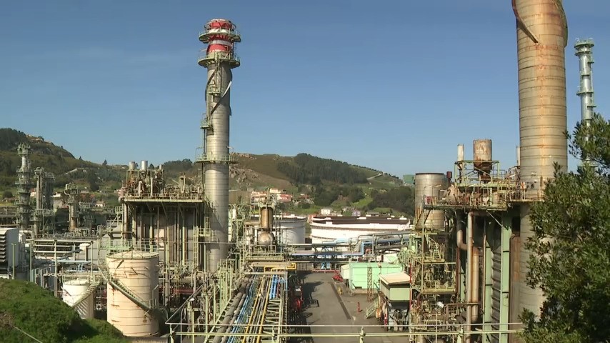 Instalacións de Repsol en Arteixo (TVG)