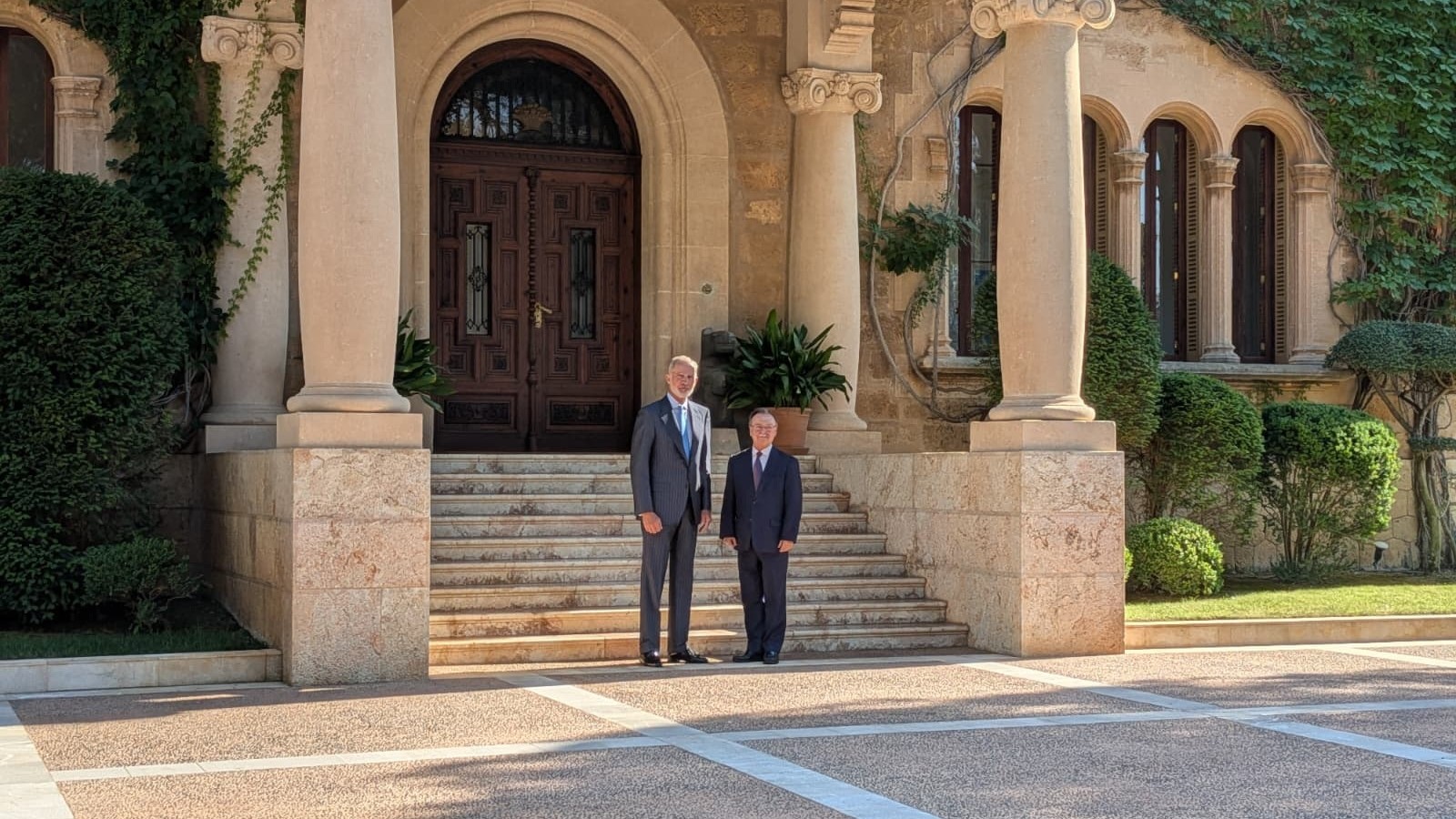 O rei Filipe VI e o presidente de Ceuta, Juan Jesús Vivas, ás portas do Palacio de Marivent. Europa Press